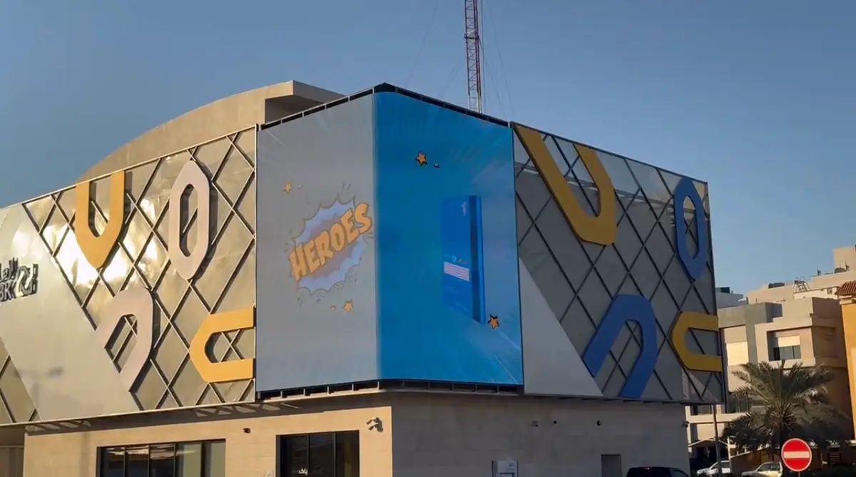 Pantalla publicitaria LED de esquinas redondeadas en la fachada de un edificio en Kuwait