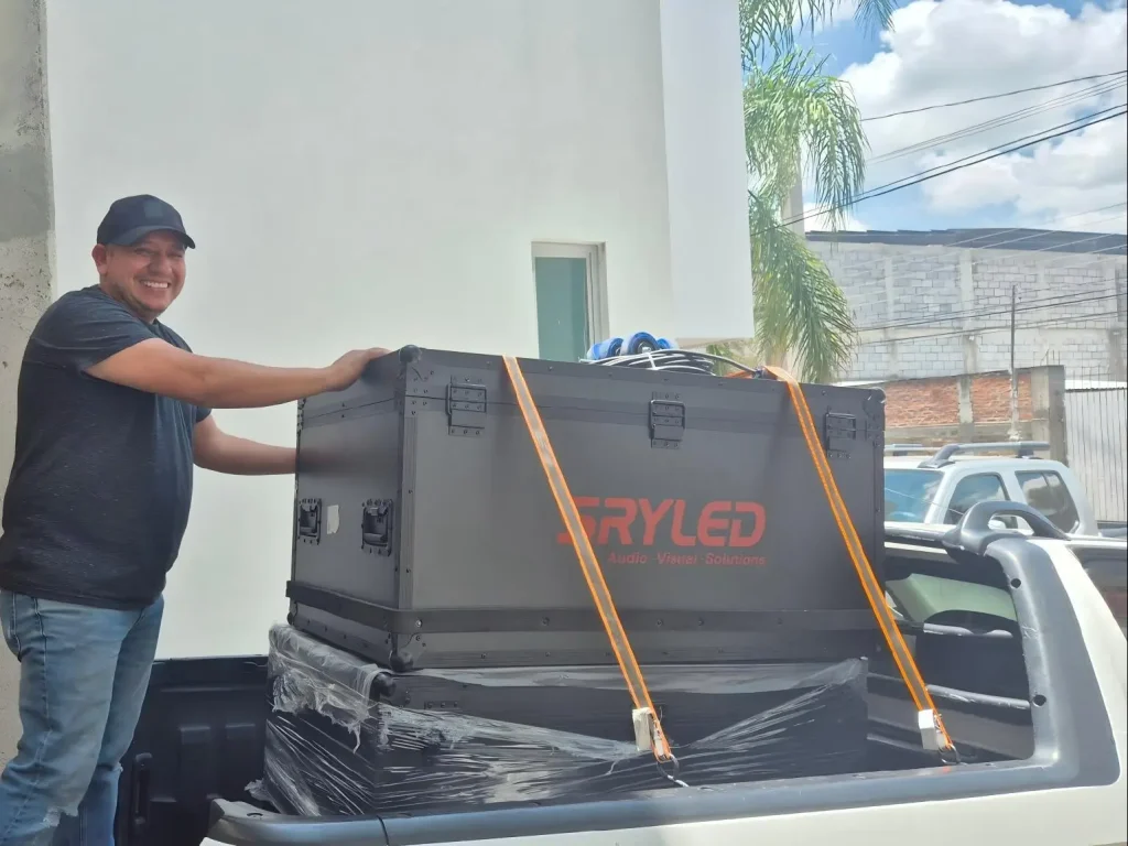 Clientes en el almacén de SRYLED en México