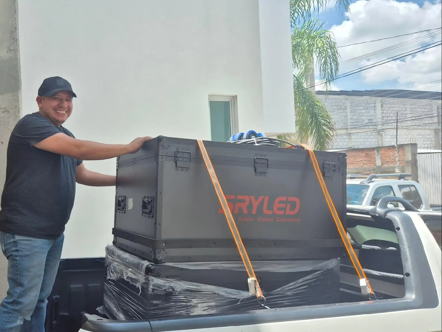Clientes en el almacén de SRYLED en México