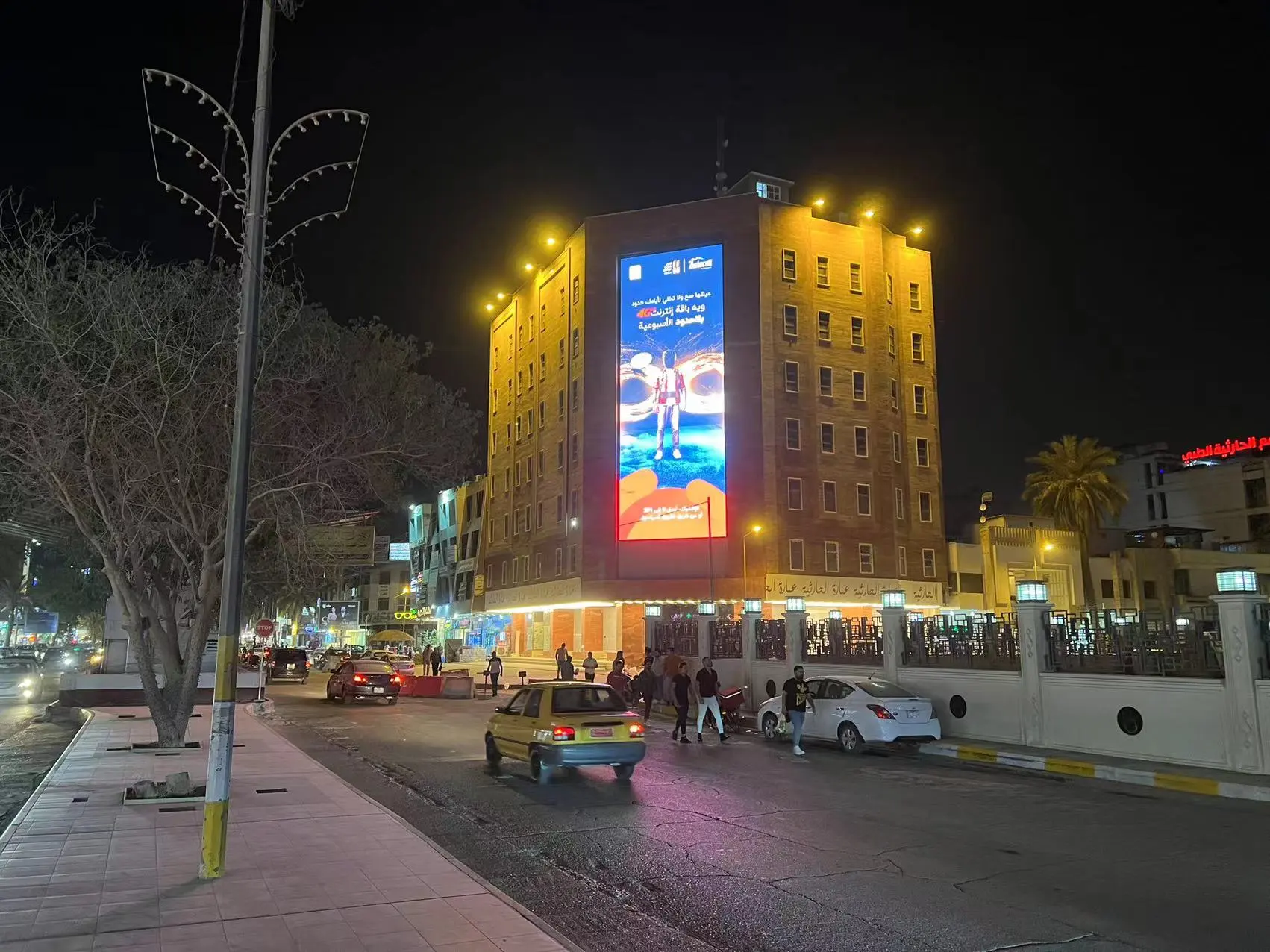 Valla publicitaria LED exterior en la pared exterior de un edificio en Irak